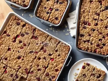Apricot-Cherry Bars With Oatmeal Crumble Topping