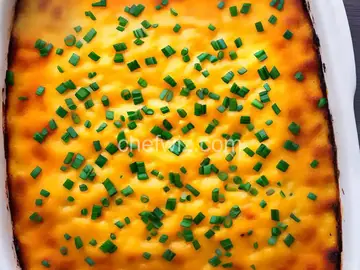 Cheesy Garlic Tater Tot Bake