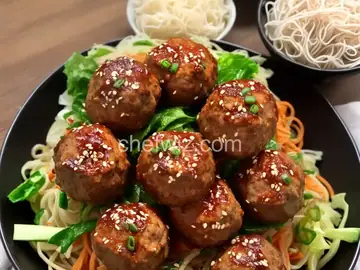 Chinese Lion's Head Pork Meatballs With Vermicelli and Cabbage Recipe
