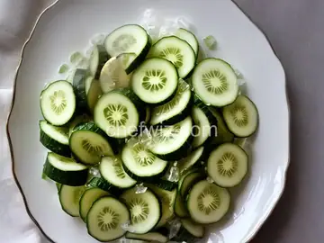 Cucumber-Gin Spritz