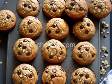 Healthy Banana Chocolate Chip Oat Muffins