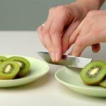 how to cut a kiwi